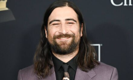 Dans la vie privée du chanteur Noah Kahan avec sa femme – qu&rsquo;il a épousée lors d&rsquo;un mariage intime dans sa ville natale