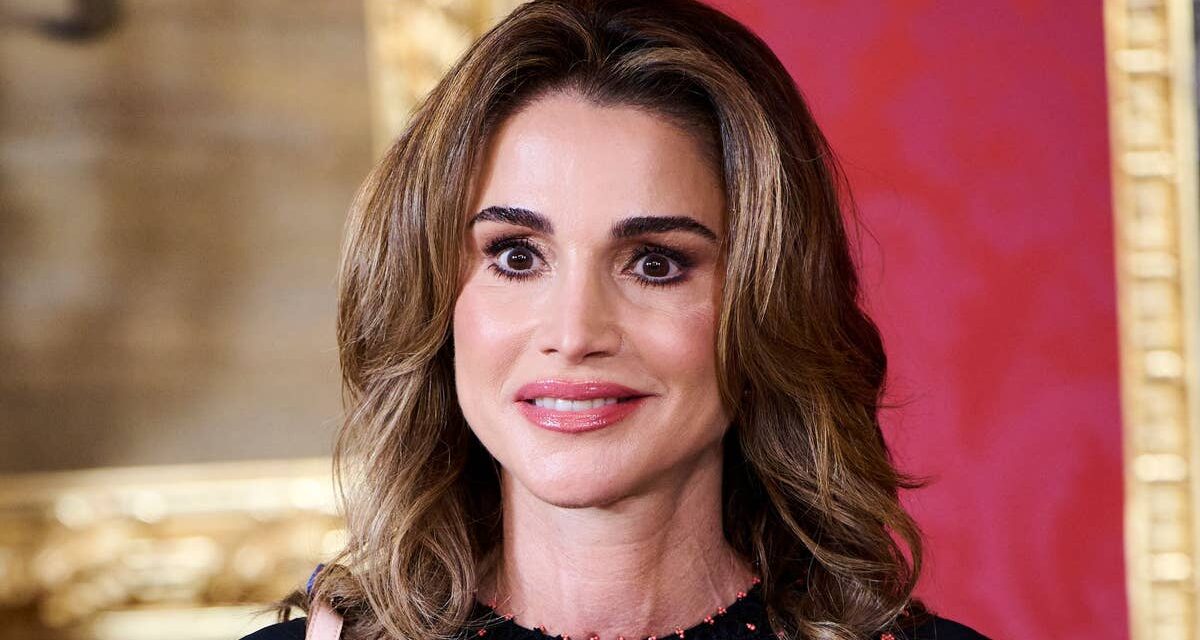 La tenue de shopping de 6 000 £ de la reine Rania est une masterclass pour maîtriser la tendance des jeans tonneau dans la cinquantaine