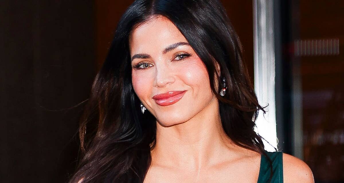 Jenna Dewan affiche le physique de la danseuse en bikini rose vif alors qu&rsquo;elle pose au bord de la piscine avec sa fille