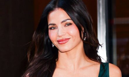 Jenna Dewan affiche le physique de la danseuse en bikini rose vif alors qu&rsquo;elle pose au bord de la piscine avec sa fille