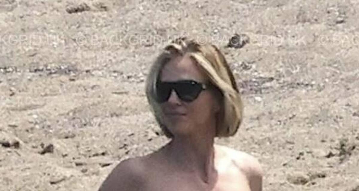 Charlize Theron, 50 ans, montre son corps incroyable en bikini jaune lors d&rsquo;une escapade à la plage