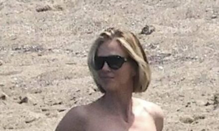 Charlize Theron, 50 ans, montre son corps incroyable en bikini jaune lors d&rsquo;une escapade à la plage