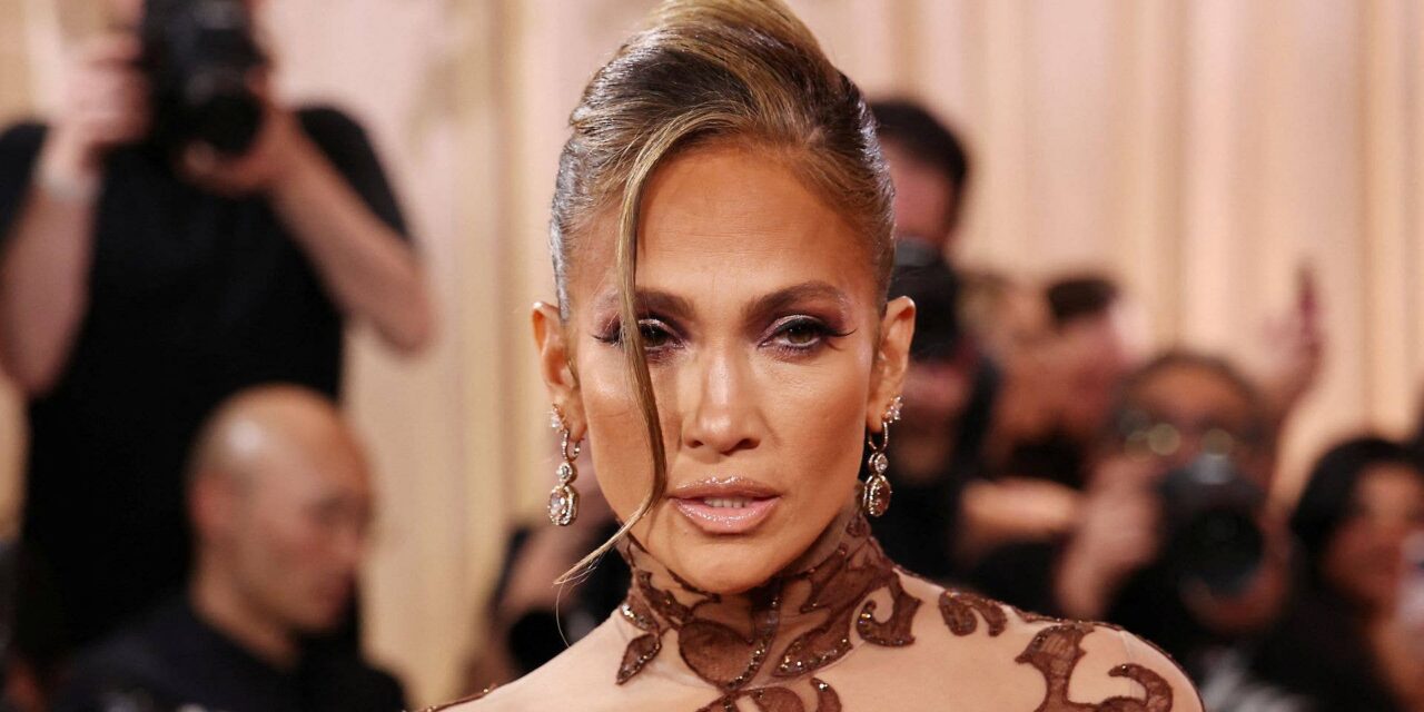 Ennifer Lopez étourdit avec sa silhouette sculptée dans un micro soutien-gorge et un pantalon en cuir sensuel