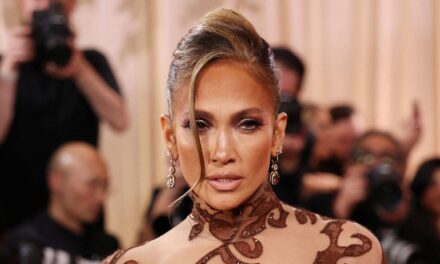 Ennifer Lopez étourdit avec sa silhouette sculptée dans un micro soutien-gorge et un pantalon en cuir sensuel