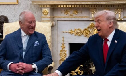 Le roi Charles a été accueilli dans un bureau ovale « criard » qui a subi une transformation Trump