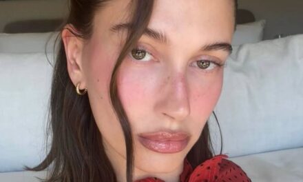 Hailey Bieber partage l&rsquo;adorable tatouage de son petit fils Jack à Coachella