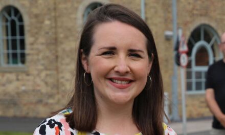 La star d&rsquo;Antiques Roadshow, Theo Burrell, se marie après un diagnostic de tumeur cérébrale