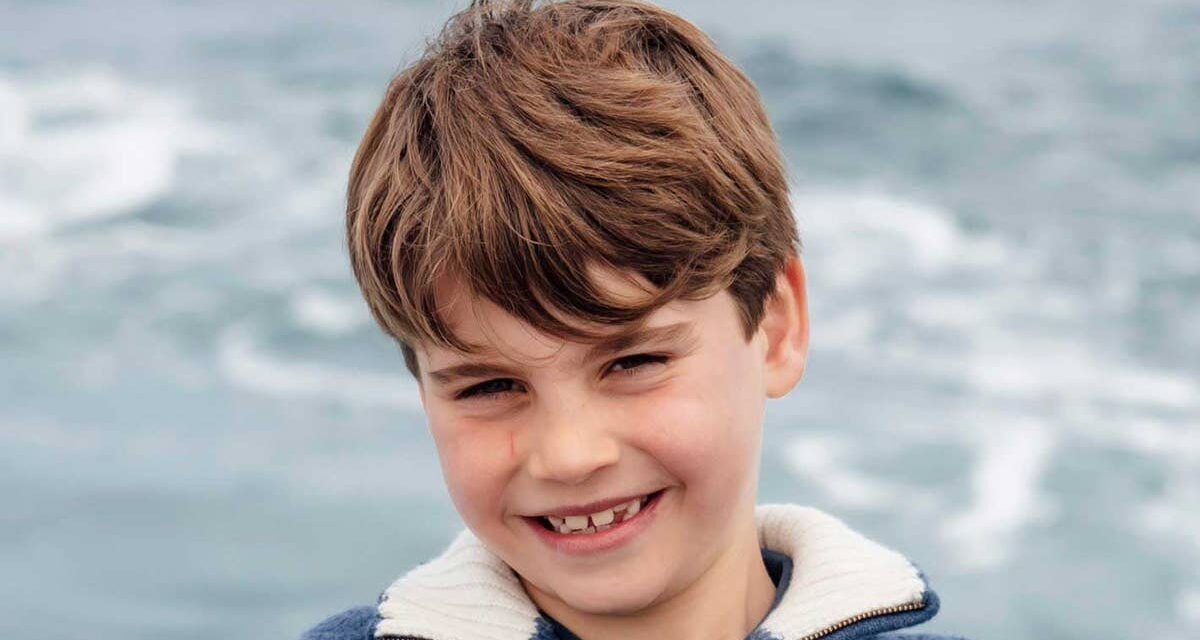 Le prince Louis a l&rsquo;air grand sur une photo de son 8e anniversaire lors de ses vacances à Cornwall avec le prince William et Kate Middleton