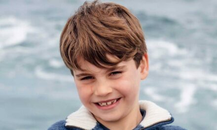 Le prince Louis a l&rsquo;air grand sur une photo de son 8e anniversaire lors de ses vacances à Cornwall avec le prince William et Kate Middleton