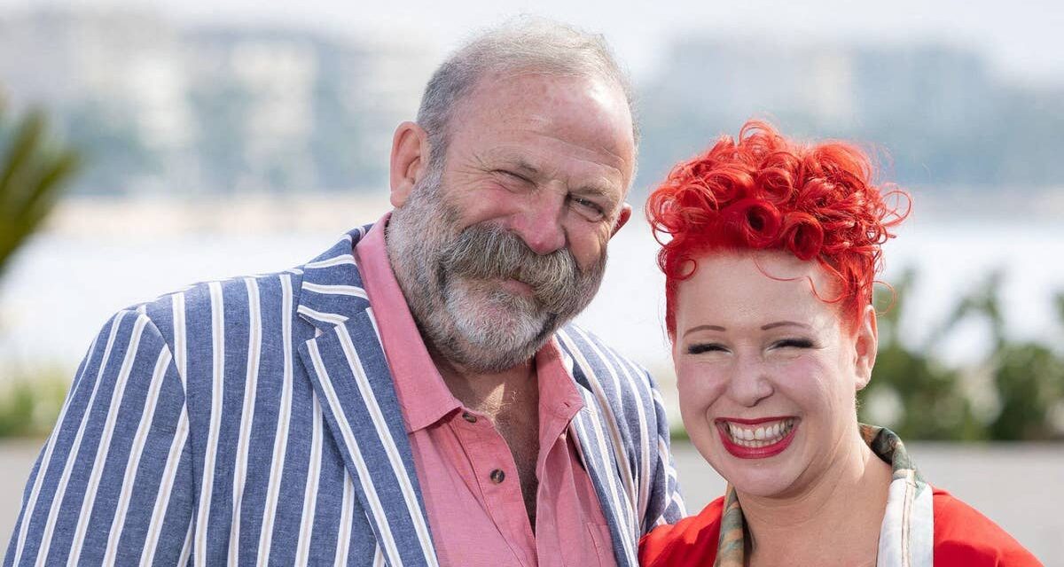 Dick et Angel Strawbridge rejettent les rumeurs sur l&rsquo;avenir « pour toujours » de leur maison sur une rare photo de famille