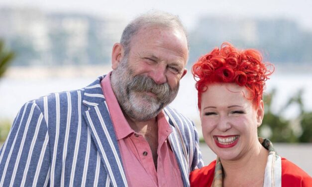 Dick et Angel Strawbridge rejettent les rumeurs sur l&rsquo;avenir « pour toujours » de leur maison sur une rare photo de famille
