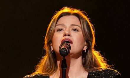Kelly Clarkson surprend le public avec un cadeau choquant pour son 44e anniversaire – regardez maintenant