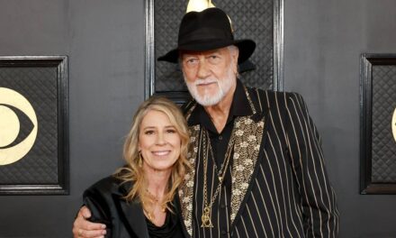 La star de Fleetwood Mac, 78 ans, se marie pour la cinquième fois lors d&rsquo;un mariage tropical de rêve