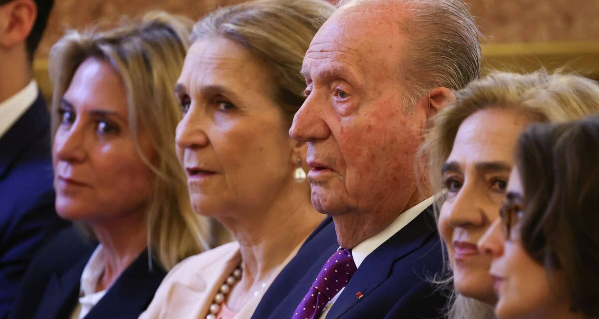 L&rsquo;ancien monarque d&rsquo;Espagne, le roi Juan Carlos, retrouve ses filles dans une apparence rare après son exil auto-imposé