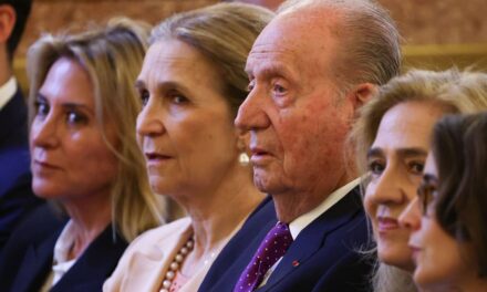 L&rsquo;ancien monarque d&rsquo;Espagne, le roi Juan Carlos, retrouve ses filles dans une apparence rare après son exil auto-imposé