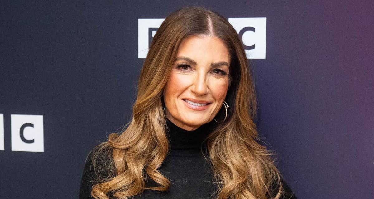 Les traitements esthétiques « non traditionnels » de Karren Brady qui lui confèrent une apparence intemporelle à 57 ans