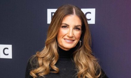 Les traitements esthétiques « non traditionnels » de Karren Brady qui lui confèrent une apparence intemporelle à 57 ans