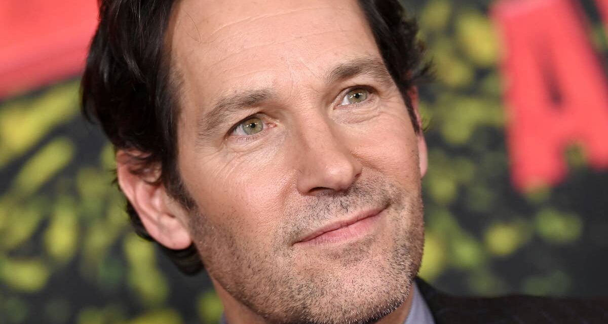 Paul Rudd a l&rsquo;air incroyablement jeune alors qu&rsquo;il célèbre son 57e anniversaire