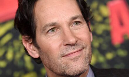 Paul Rudd a l&rsquo;air incroyablement jeune alors qu&rsquo;il célèbre son 57e anniversaire