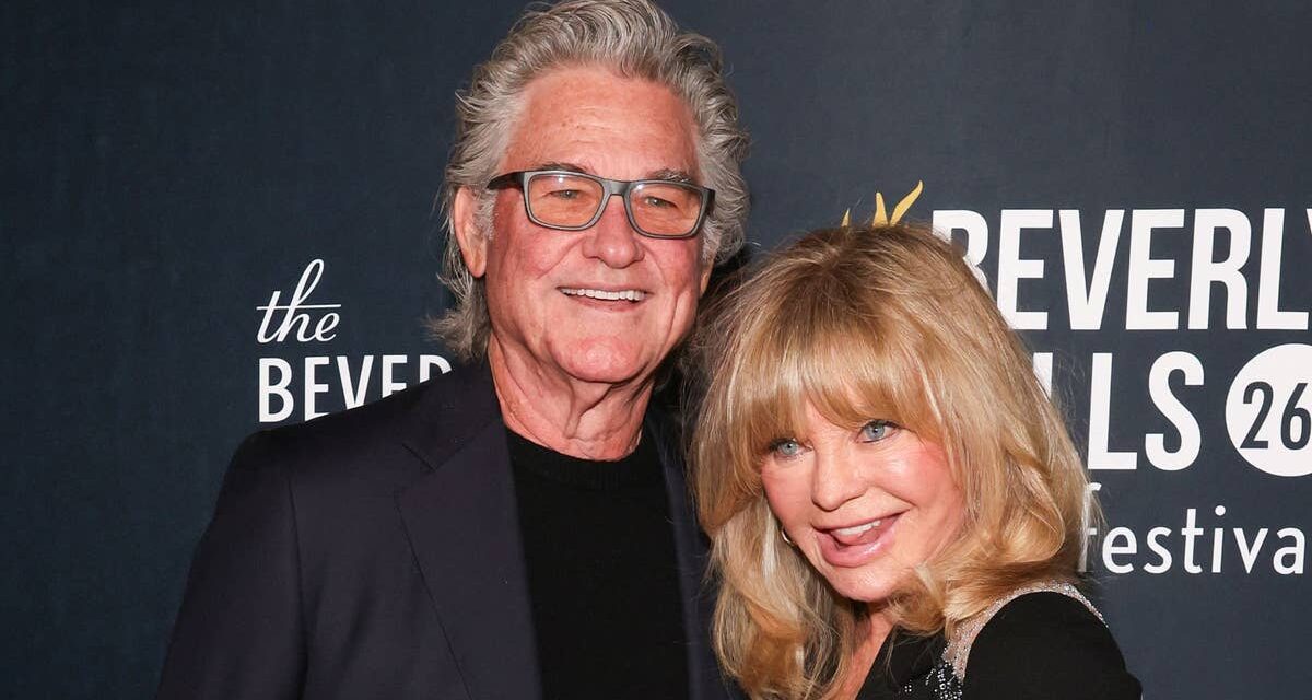 Goldie Hawn soutenue par Kurt Russell lors d&rsquo;une rare apparition sur le tapis rouge à Hollywood