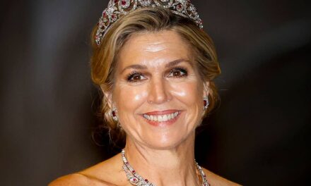 La reine Maxima est une vraie Barbie vêtue d&rsquo;une robe bustier rose vif et d&rsquo;un diadème oublié depuis longtemps