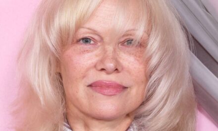 Pamela Anderson, 58 ans, devient naturelle avec un visage nu et un jean moulant cintré