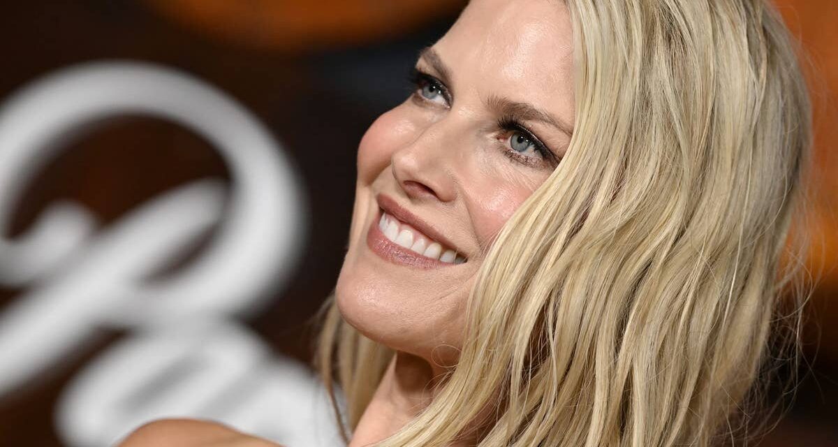 Ali Larter montre des abdominaux toniques dans un haut soutien-gorge blanc pour une sortie à New York avec la co-star de Landman