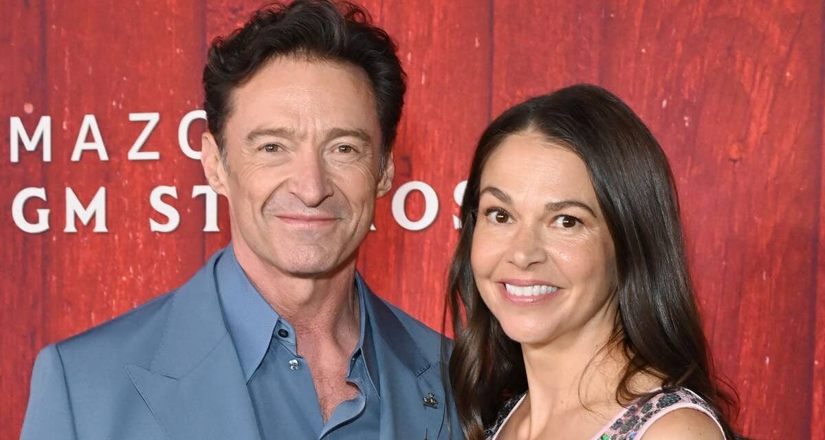 Hugh Jackman et Sutton Foster embarquent sur le PDA alors qu&rsquo;ils font une apparition confortable sur le tapis rouge