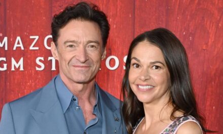 Hugh Jackman et Sutton Foster embarquent sur le PDA alors qu&rsquo;ils font une apparition confortable sur le tapis rouge