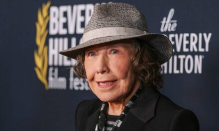 Lily Tomlin, 86 ans, fait tourner les têtes avec son apparence intemporelle lors d&rsquo;une soirée étoilée