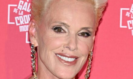 La star des Rocheuses, 62 ans, n&rsquo;a pas vieilli d&rsquo;un jour avec une apparence incroyablement intemporelle alors que les fans la déclarent « éternelle »