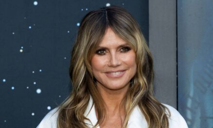 Heidi Klum passe totalement incognito dans une robe en dentelle avec un changement de cheveux spectaculaire pour le deuxième jour de Coachella
