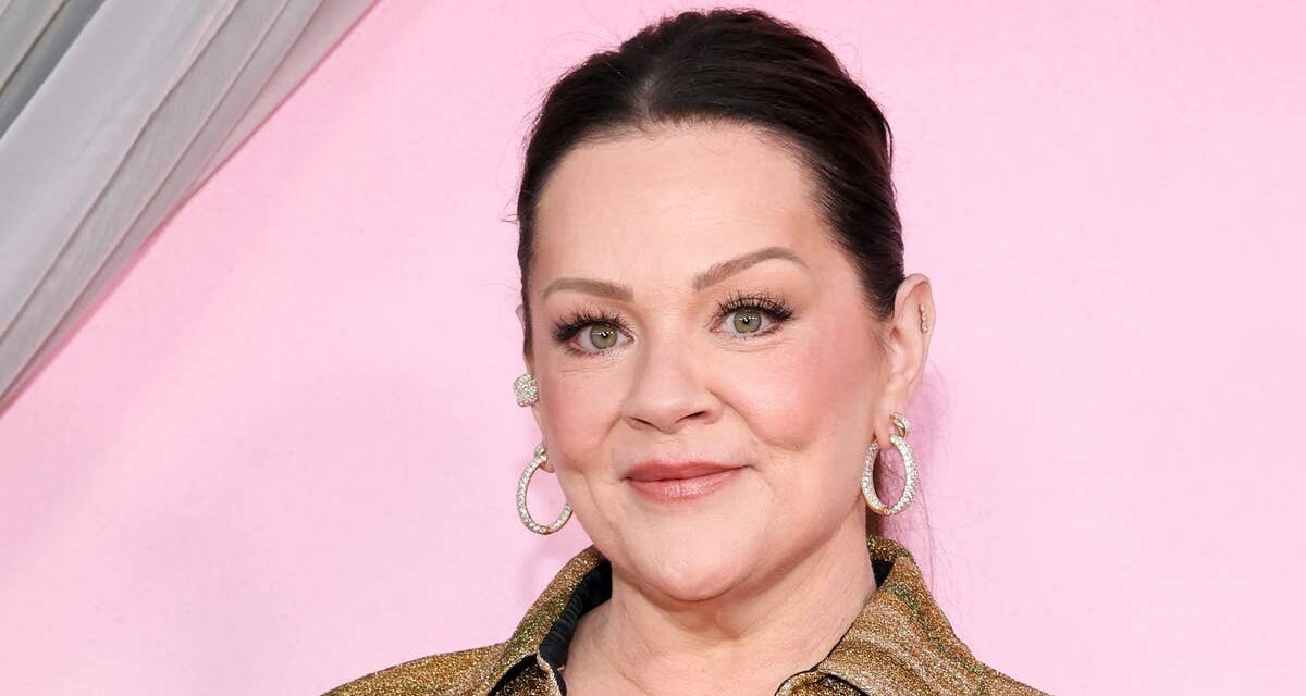 La robe moulante à motifs de Melissa McCarthy vole la vedette aux Fashion Trust Awards