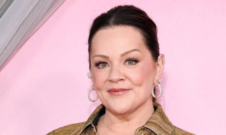 La robe moulante à motifs de Melissa McCarthy vole la vedette aux Fashion Trust Awards