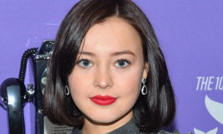 La petite amie d&rsquo;un rockeur des années 80 parle d&rsquo;avoir un petit ami deux fois son âge