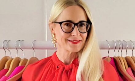 Comment porter des couleurs vives pour un regain de jeunesse instantané à 50, 60 et 70 ans