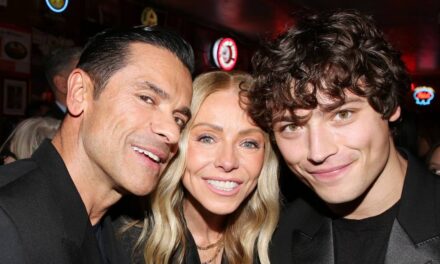 Joaquin, le fils de Kelly Ripa, rend un hommage sincère au défunt père de son père, Mark Consuelos, après ses débuts à Broadway