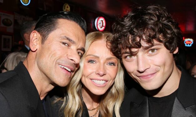 Joaquin, le fils de Kelly Ripa, rend un hommage sincère au défunt père de son père, Mark Consuelos, après ses débuts à Broadway