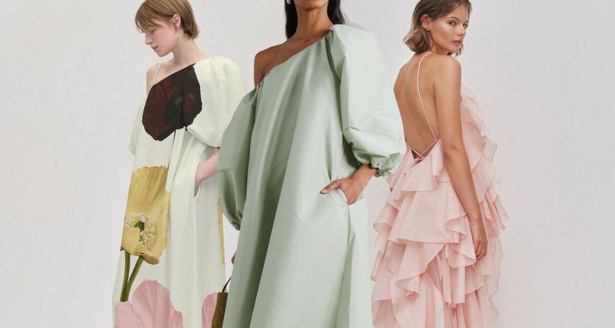 10 robes d&rsquo;invitées de mariage élégantes pour la grossesse et le post-partum