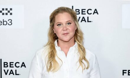 Amy Schumer montre son physique super svelte après avoir perdu 50 livres