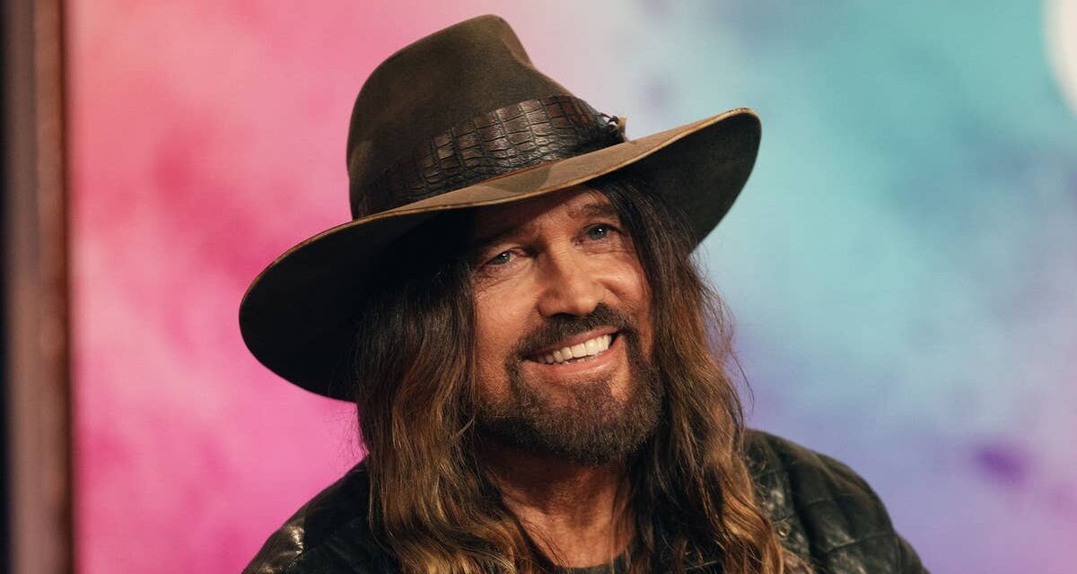 Billy Ray Cyrus fait la sérénade à son ex Tish dans une nouvelle vidéo émouvante 4 ans après le divorce – regardez un clip surprenant