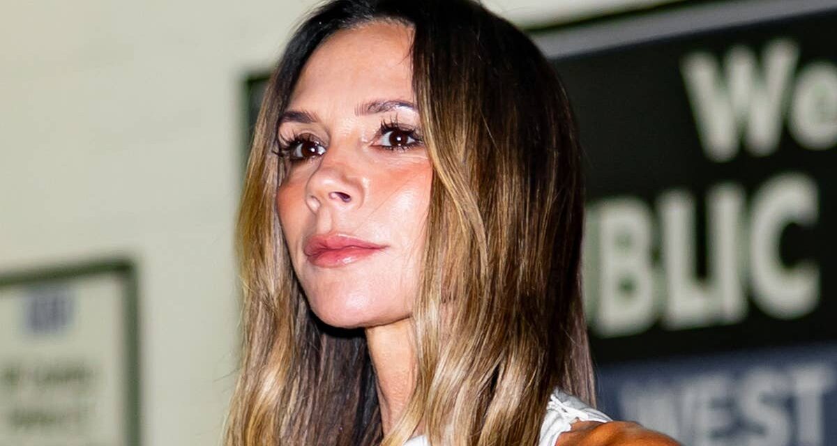 La combinaison audacieuse de Victoria Beckham a une touche qui dévoile le ventre