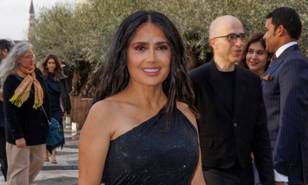 La fille de Salma Hayek est son sosie dans une nouvelle apparition aux côtés de sa célèbre maman – et vous devriez voir leurs robes