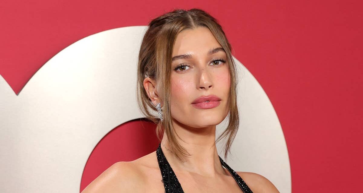 Hailey Bieber présente son corps de bikini grésillant sur une photo sensuelle au bord de la piscine