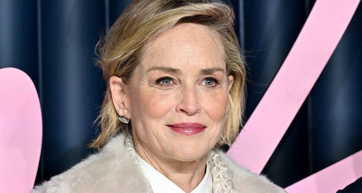 Sharon Stone pose pour une magnifique photo non filtrée en bikini string au bord de la piscine