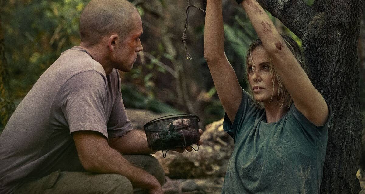 Une lettre d&rsquo;amour aux bras toniques de Charlize Theron, âgée de 50 ans, dans Apex