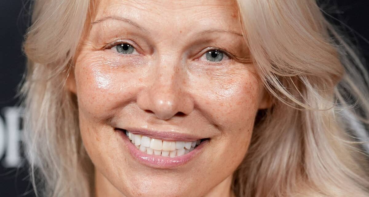 Pamela Anderson se transforme en une vraie Fée Clochette dans une robe moulante pastel