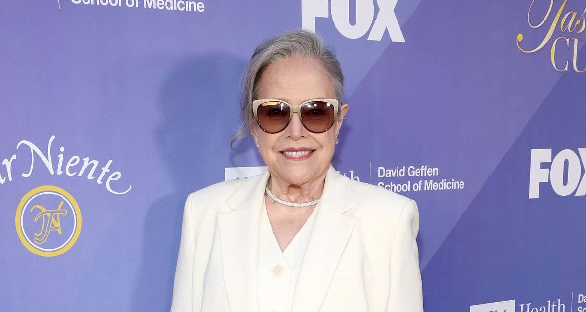 Kathy Bates impressionne en costume blanc alors qu&rsquo;elle montre sa perte de poids lors d&rsquo;un gala de stars à Los Angeles