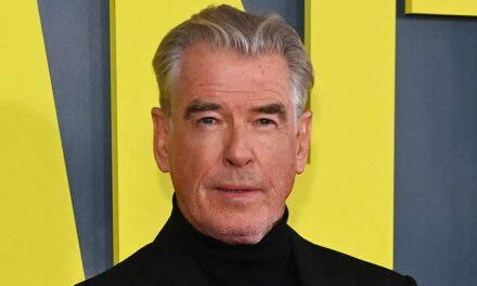 Pierce Brosnan s&rsquo;éloigne du rôle de Bond dans une nouvelle apparence méconnaissable