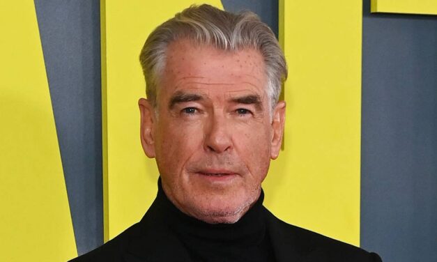 Pierce Brosnan s&rsquo;éloigne du rôle de Bond dans une nouvelle apparence méconnaissable